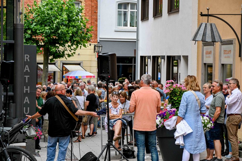 viele Menschen feiern bei einer Afterworkparty in der Rathausgasse