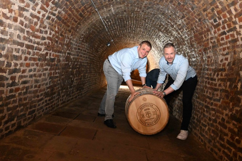 Aha-Whisky Fasss wird geschoben
